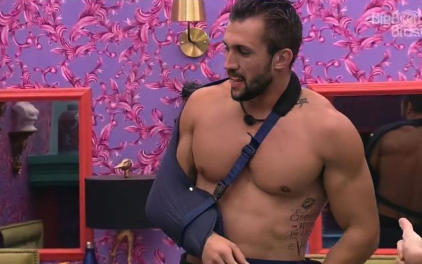 BBB21: Arthur deixa confinamento para ir ao hospital e revela: "Me senti popstar"