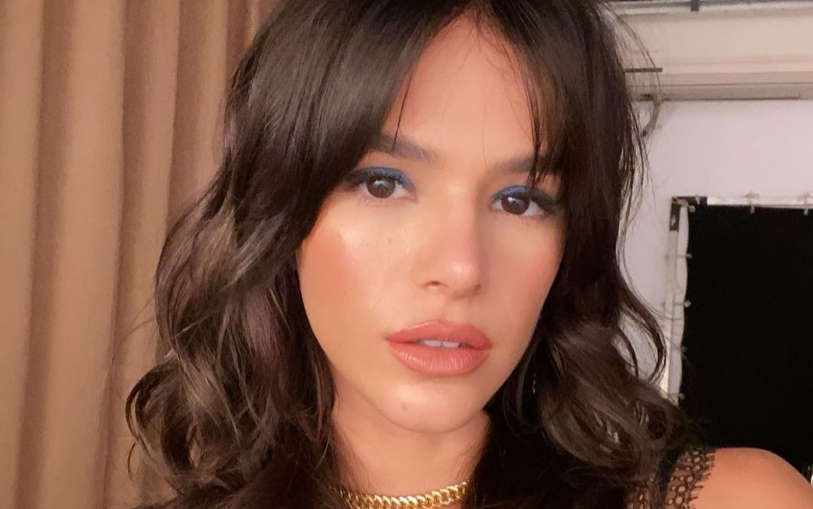 Bruna Marquezine canta em inglês durante campanha de moda e impressiona fãs