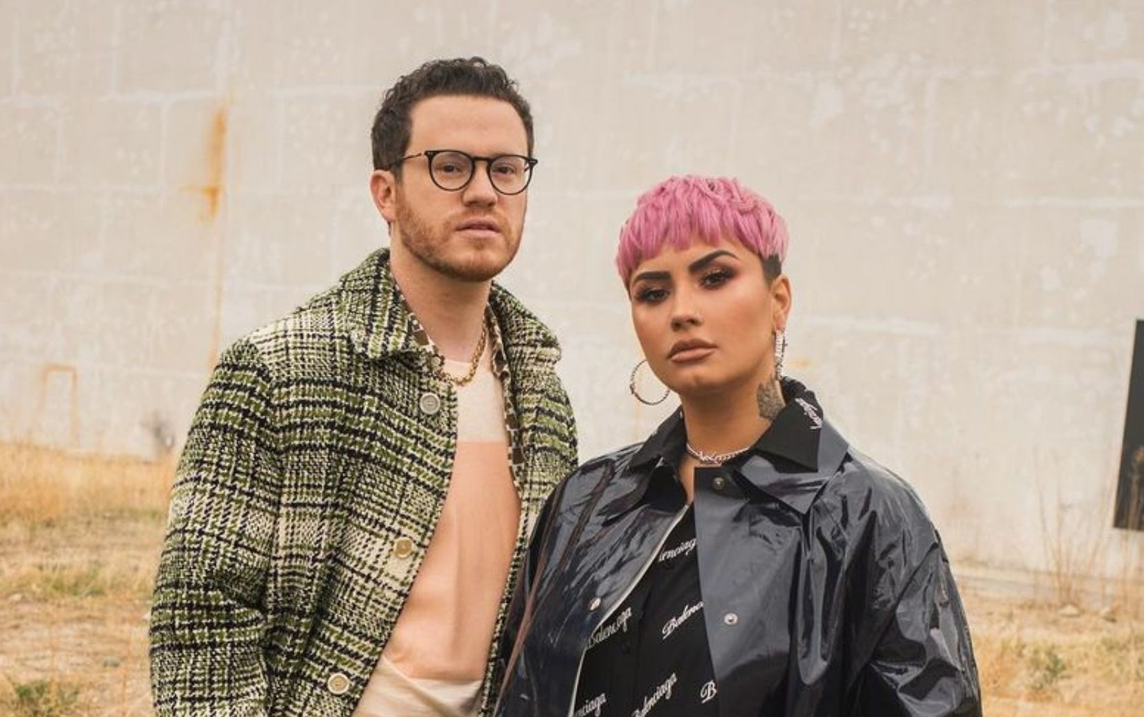 Demi Lovato e Sam Fischer fazem apresentação ao vivo de "What Other People Say"