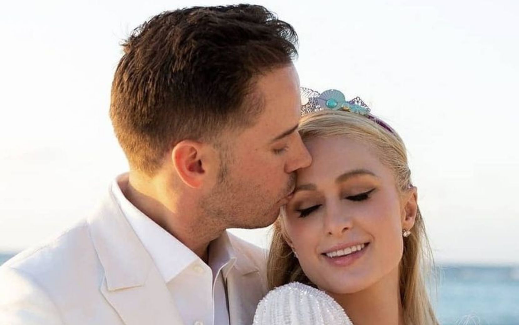 Paris Hilton e Carter Reum anunciam noivado com anel desenhado pelo bisneto da família Cartier