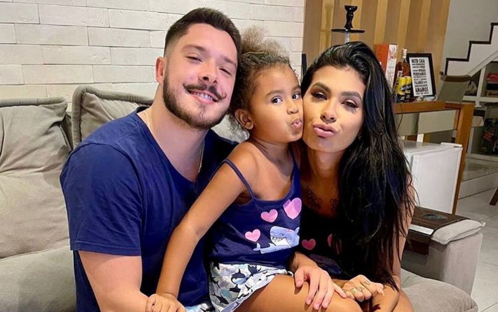 BBB21: Pocah canta parabéns para filha, que assiste tudo e chora
