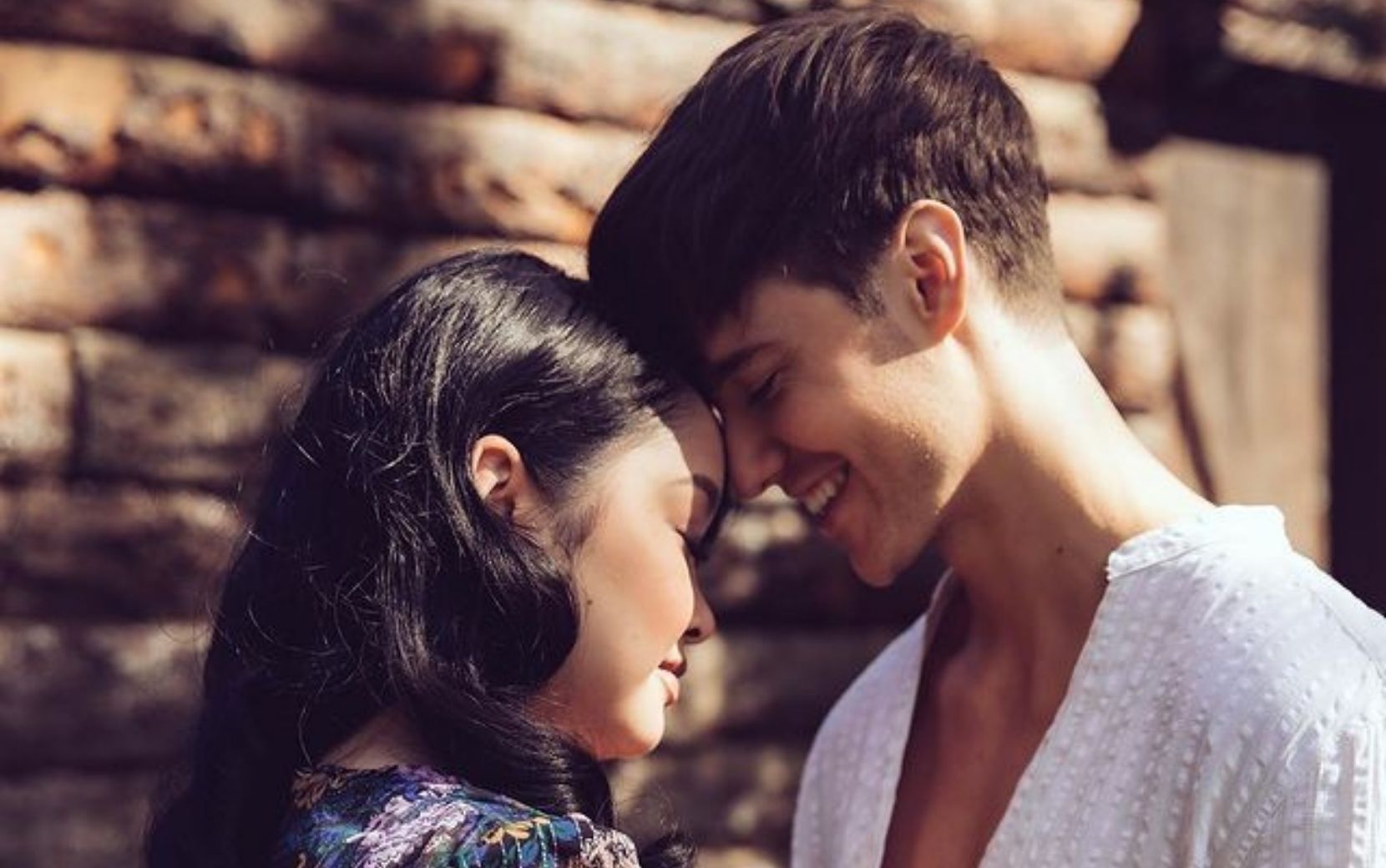 Lana Condor e seu namorado, Anthony De La Torre, protagonizam cenas românticas no clipe "Anyone Else But You"