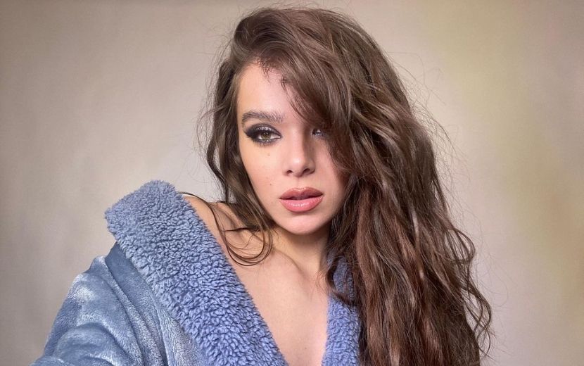 Hailee Steinfeld publica foto caracterizada nos bastidores de "Gavião Arqueiro"