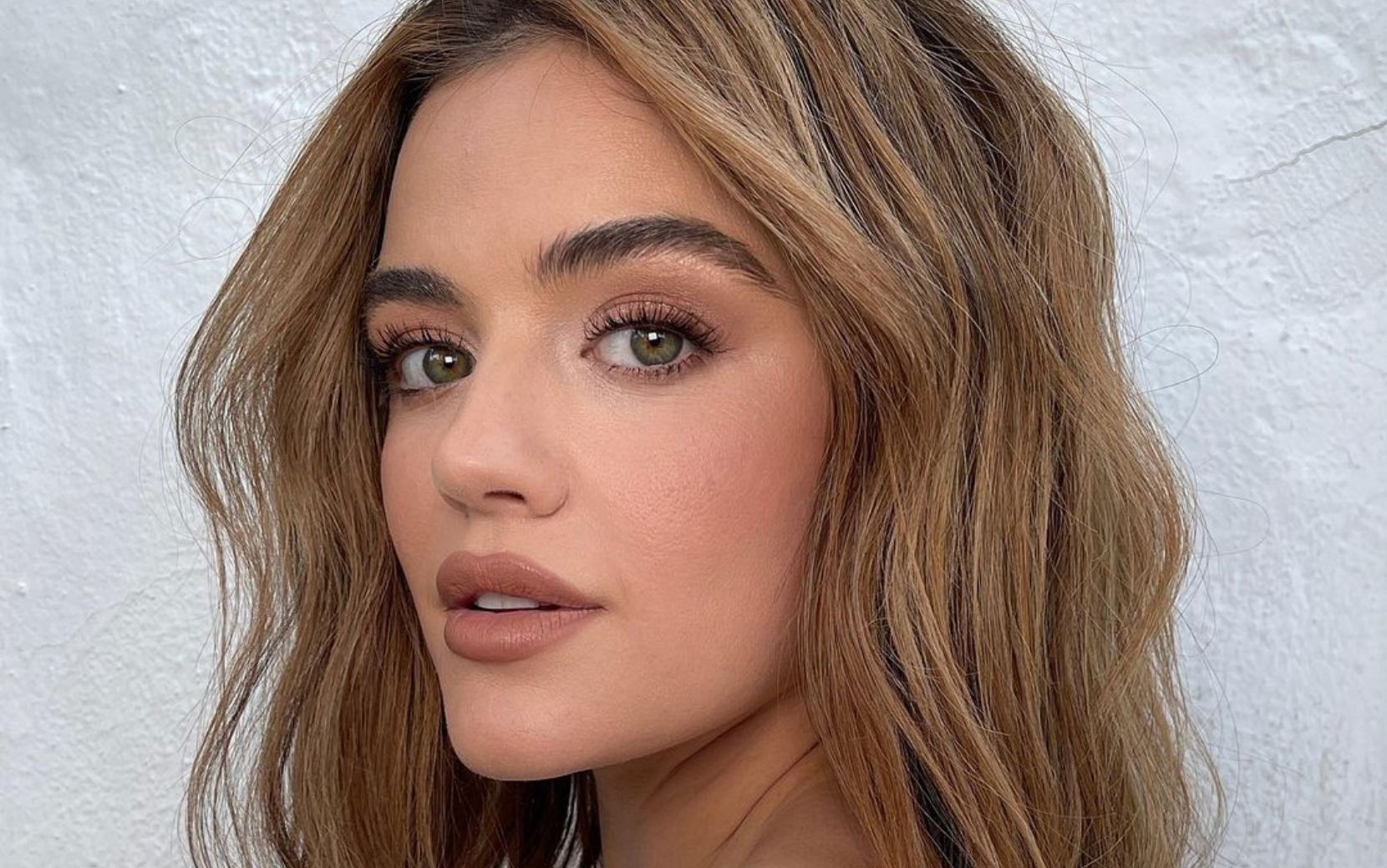 Lucy Hale mostra resultado de nova tatuagem: "Renascimento"