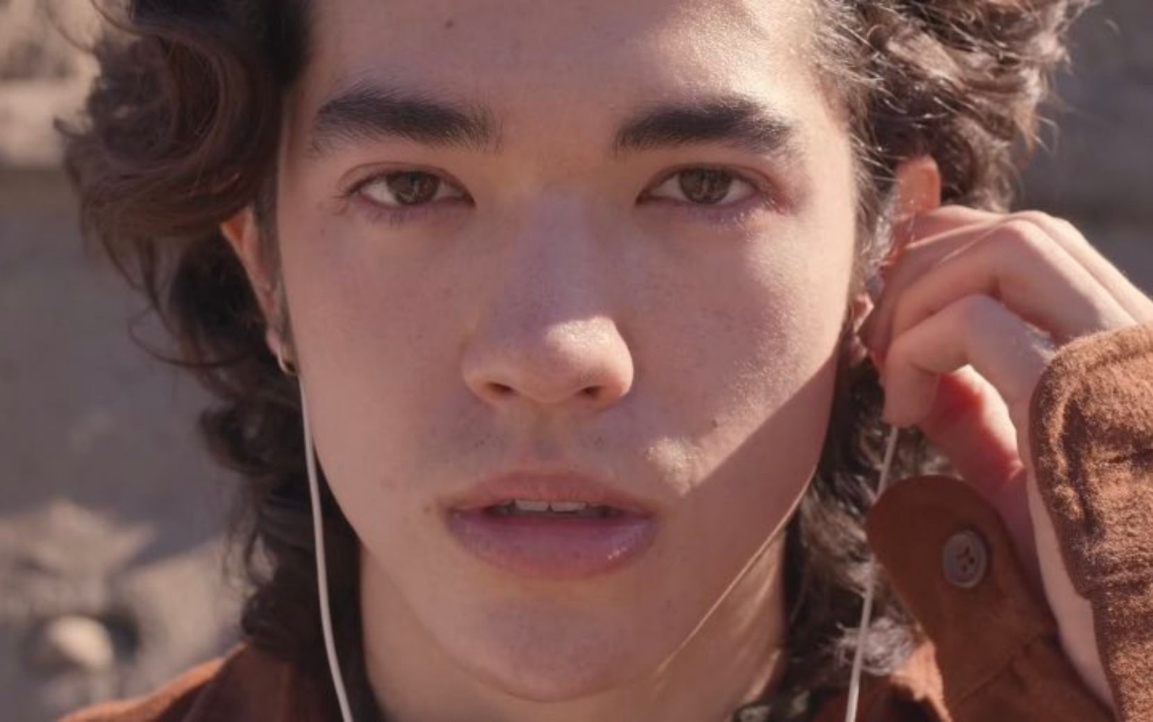 Conan Gray nos representou no clipe autêntico de "Overdrive" - vem ver