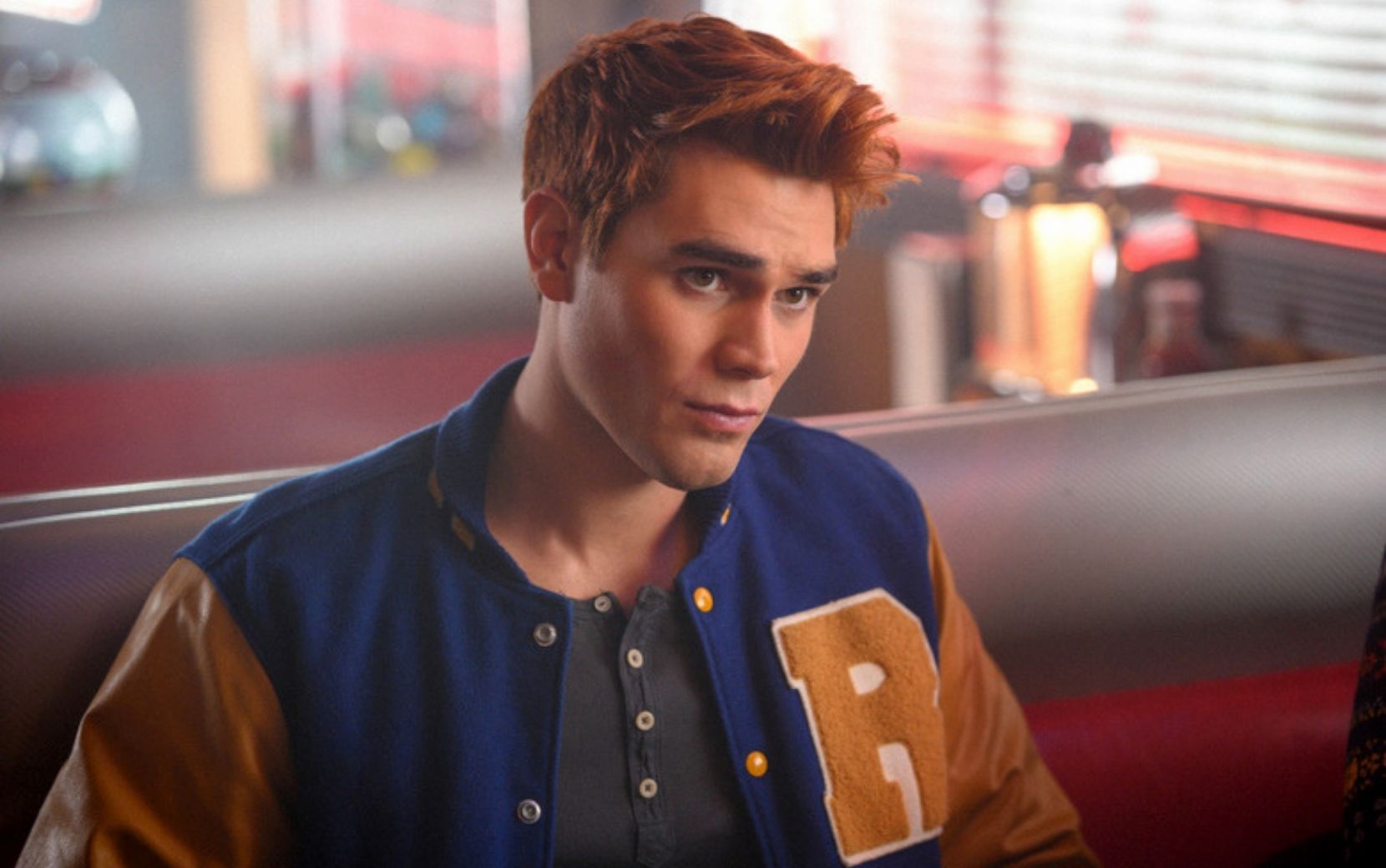 KJ Apa faz desabafo sobre interpretar Archie em "Riverdale": "As pessoas não têm ideia de que somos pessoas reais"