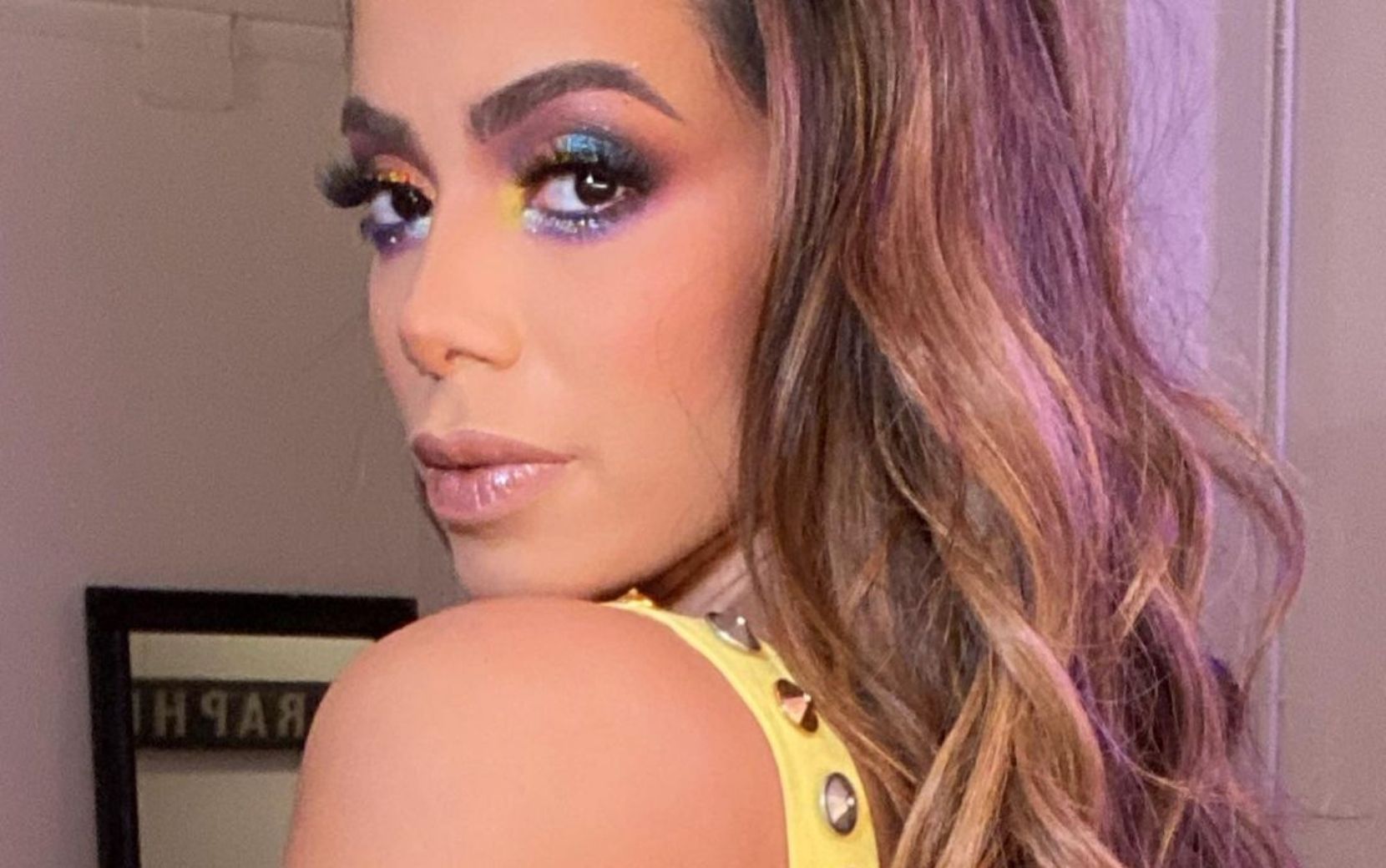Depois de ser internada por intoxicação alimentar, Anitta se pronuncia: "É minha quarta noite dormindo no hospital"