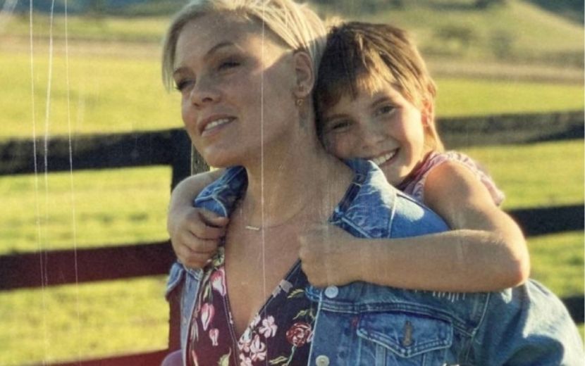 Pink lança música nova em parceria com a filha; vem ouvir "Cover Me In Sunshine"!