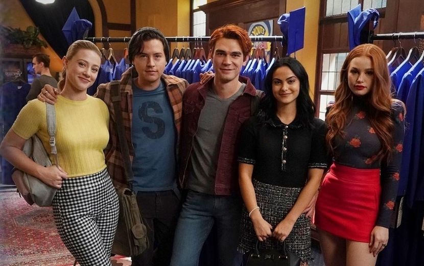 Prévia de novo episódio de "Riverdale" mostra personagens após salto temporal de sete anos