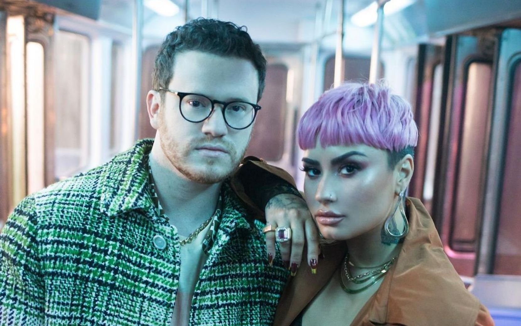 Sam Fischer e Demi Lovato protagonizam clipe da introspectiva "What Other People Say"