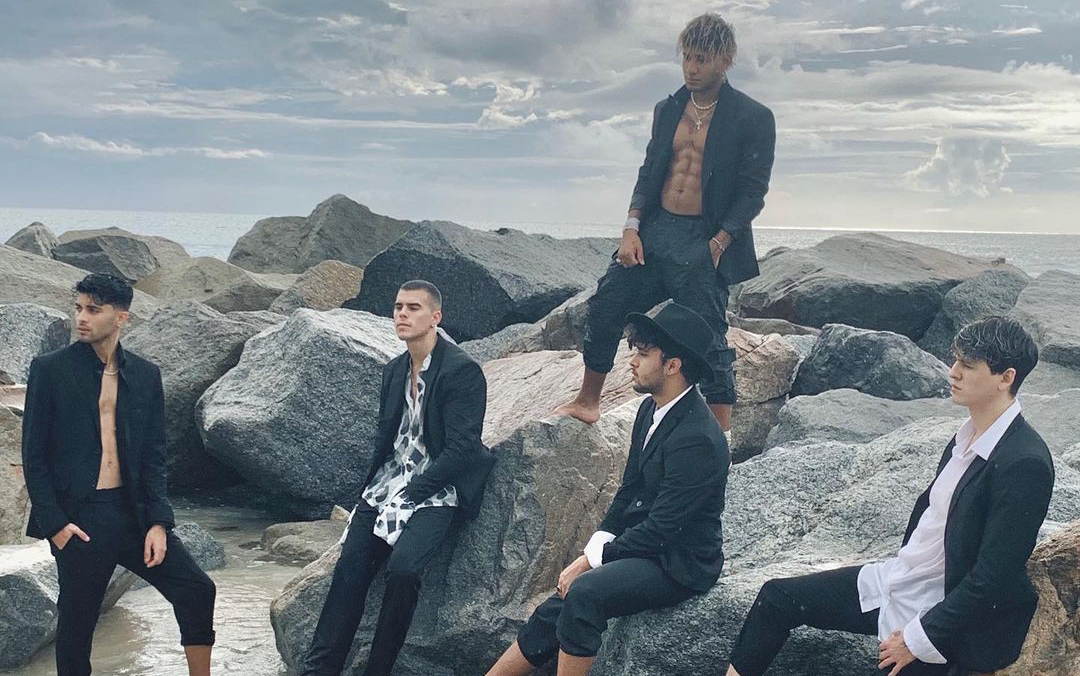 Déjà Vu: CNCO lança novo álbum com releituras de clássicos latinos