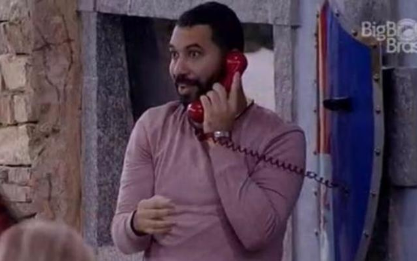 Após saída de Lucas Penteado, Gilberto atende big phone - Sarah está imune e Karol Conká no paredão