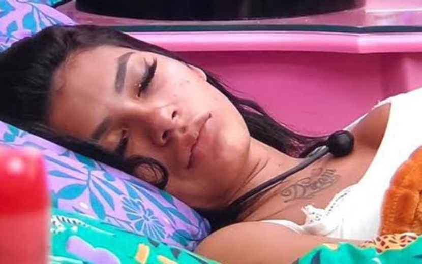 BBB21: Pocah percebe indireta após Tiago Leifert dizer que "quem dorme não joga"