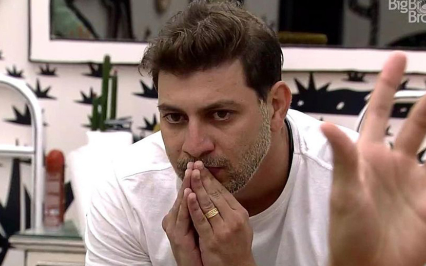 BBB21: Boninho confirma que família de Caio tentou passar informações em vídeo do anjo