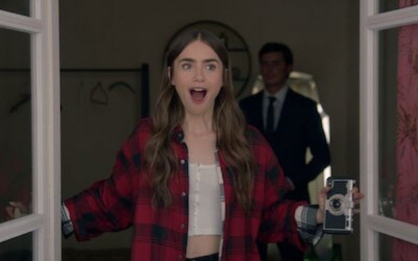 Humorista finge ser criadora de "Emily In Paris" para criticar falta de representatividade na série indicada ao Globo de Ouro