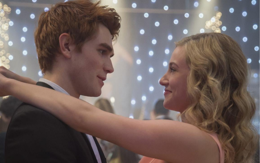 Criador de "Riverdale" comenta mudanças de casais após salto temporal de sete anos