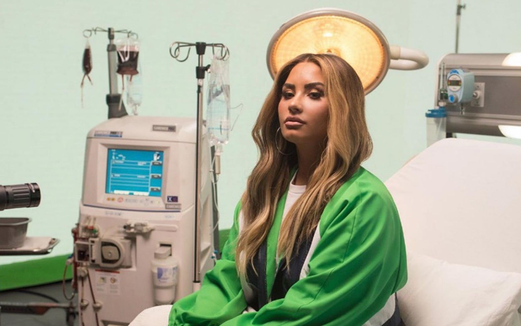 Demi Lovato recria noite da overdose nas primeiras imagens divulgadas do clipe de "Dancing with the Devil"