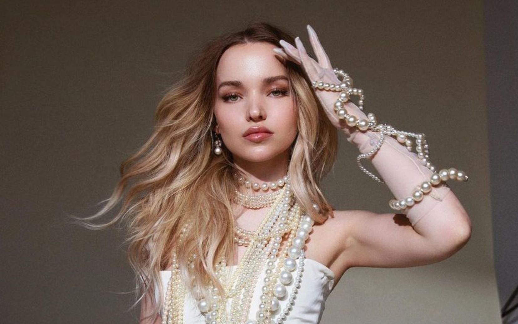 Dove Cameron fala sobre saúde mental: "É tão bizarro fingir que a dor não existe"