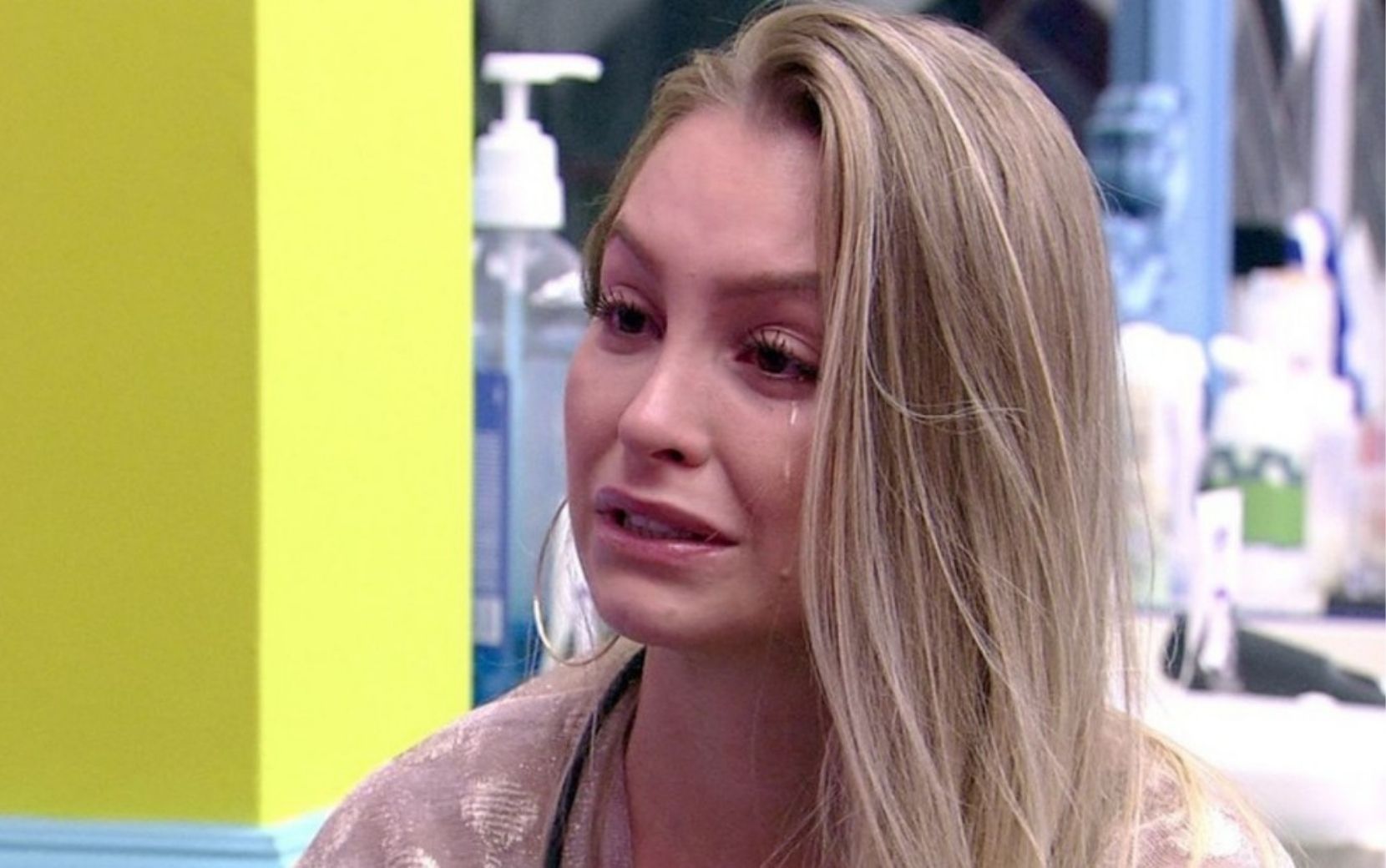 Carla Diaz cai no choro após flagrar Projota e Fiuk falando mal dela na festa do BBB21