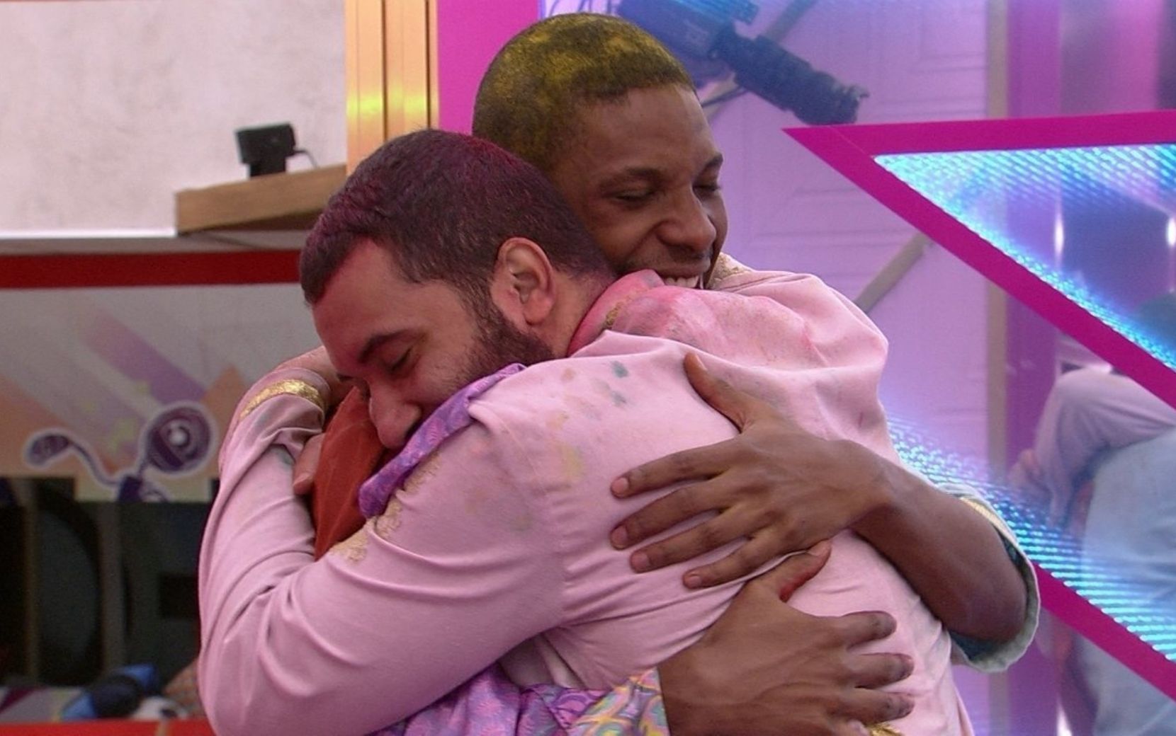 Gilberto fala mais uma vez sobre relacionamento com Lucas Penteado: "Vou sofrer se ele não me quiser"