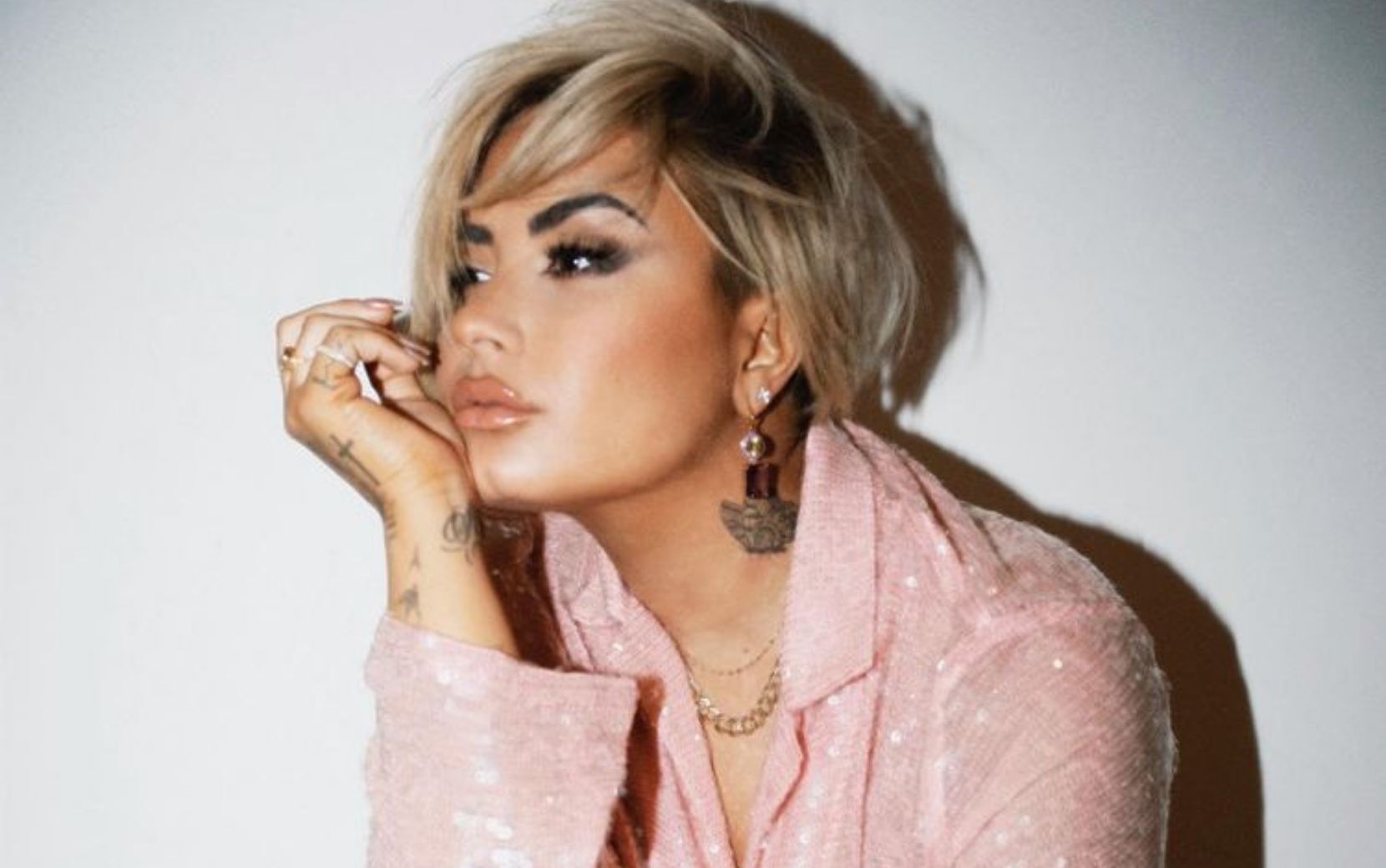 Demi Lovato fala sobre desejo de ser mãe: "Quero adotar crianças"