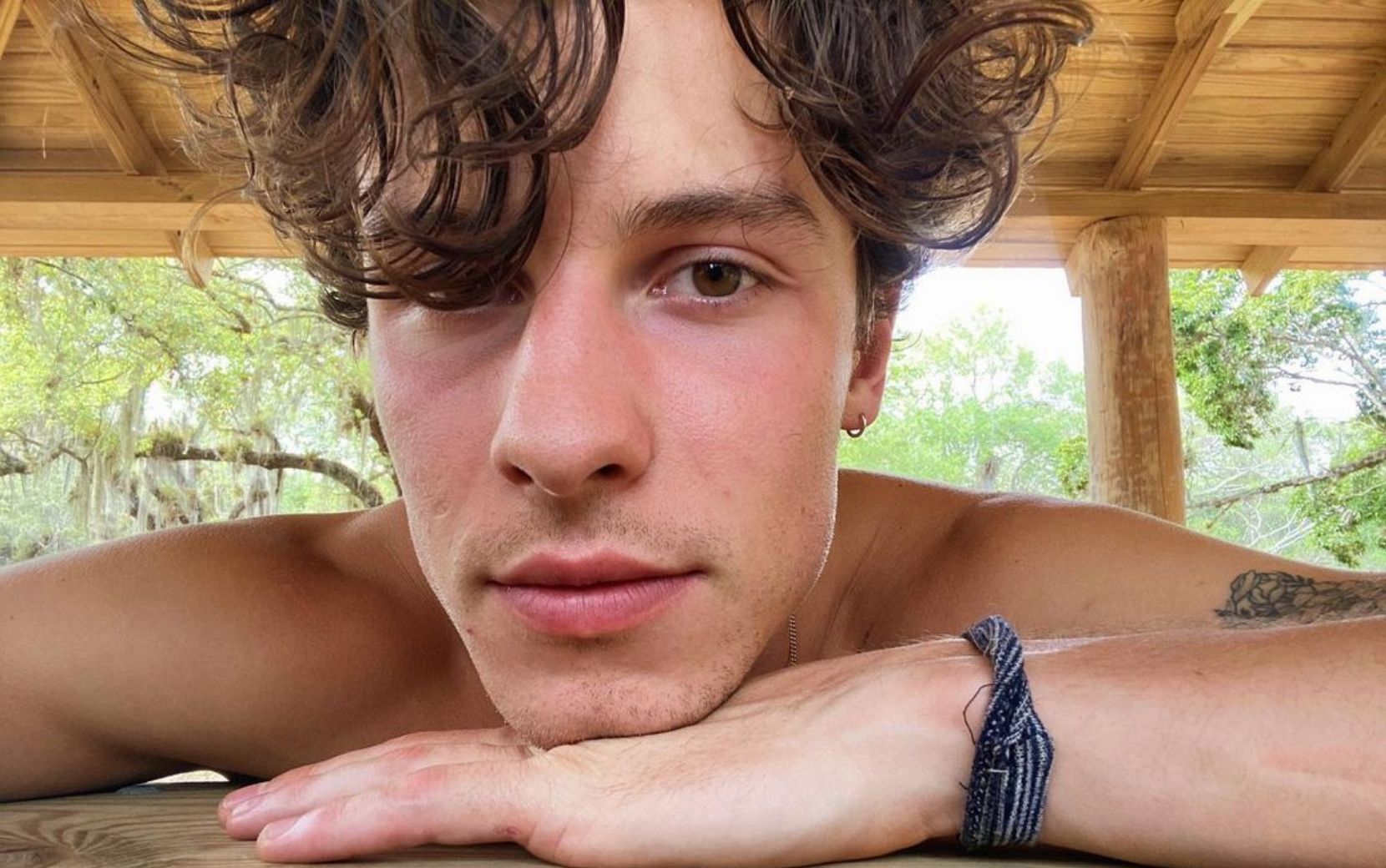 "Shawn Mendes merece respeito": fãs levantam hashtag após série fazer piada sobre cantor