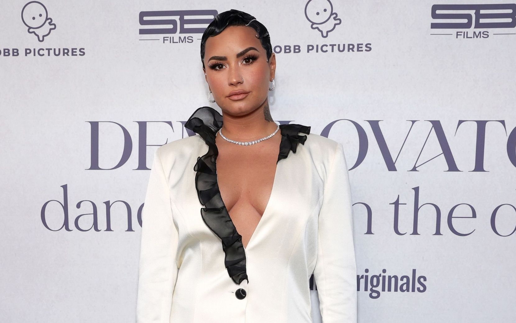 Demi Lovato brilha nos vocais de "Dancing With The Devil" - escute!