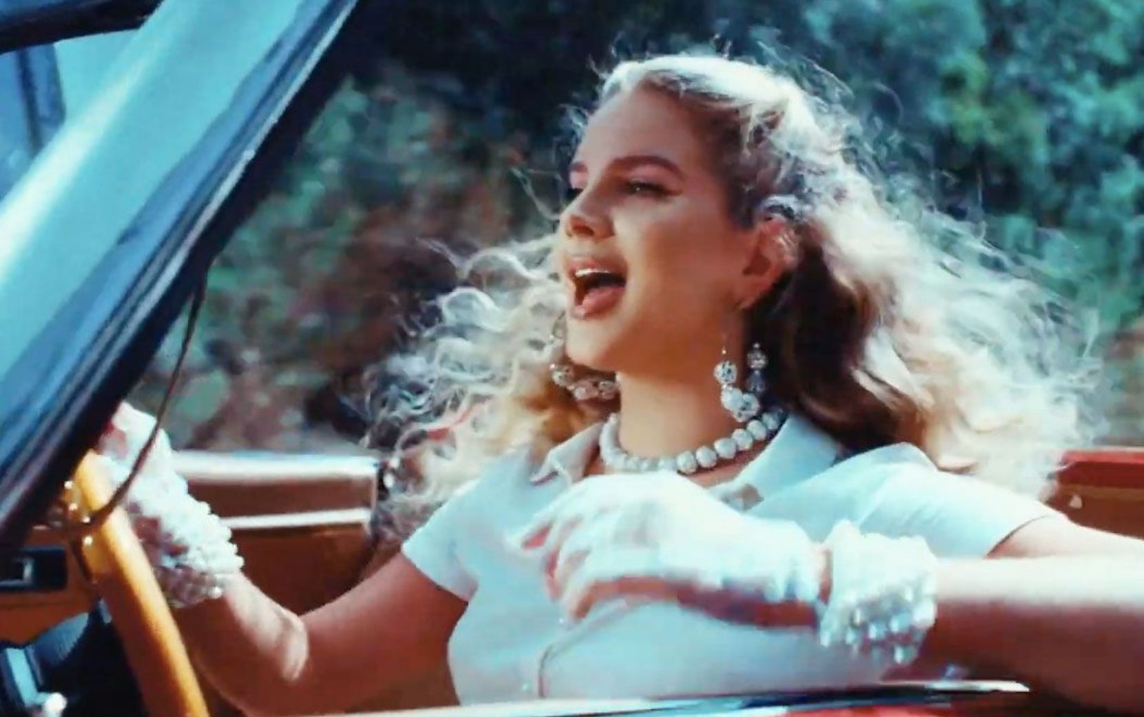 Com mescla de folk e vintage, Lana Del Rey lança álbum "Chemtrails Over The Country Club"