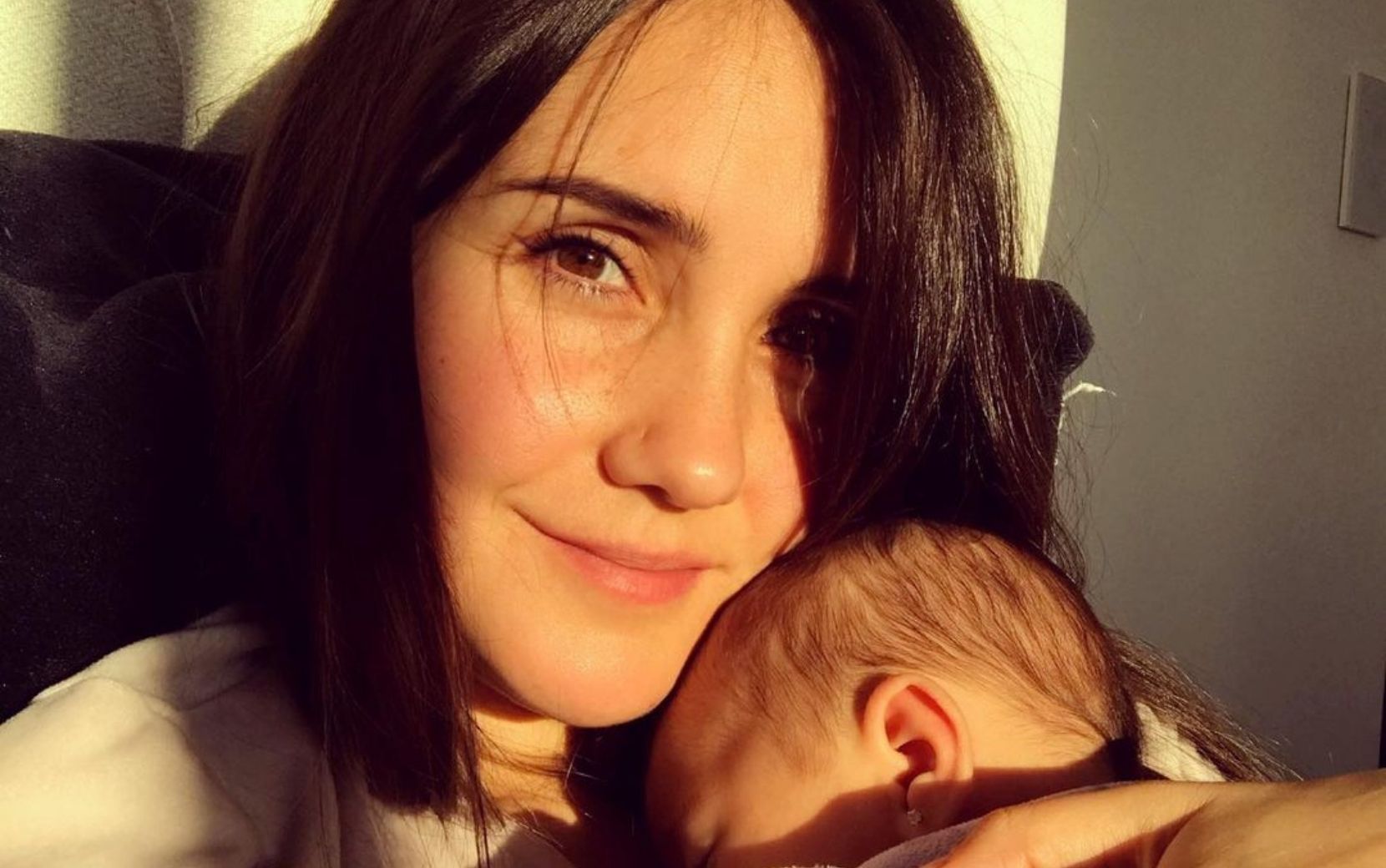 Em homenagem ao Dia Internacional da Mulher, Dulce Maria revela rosto de filha