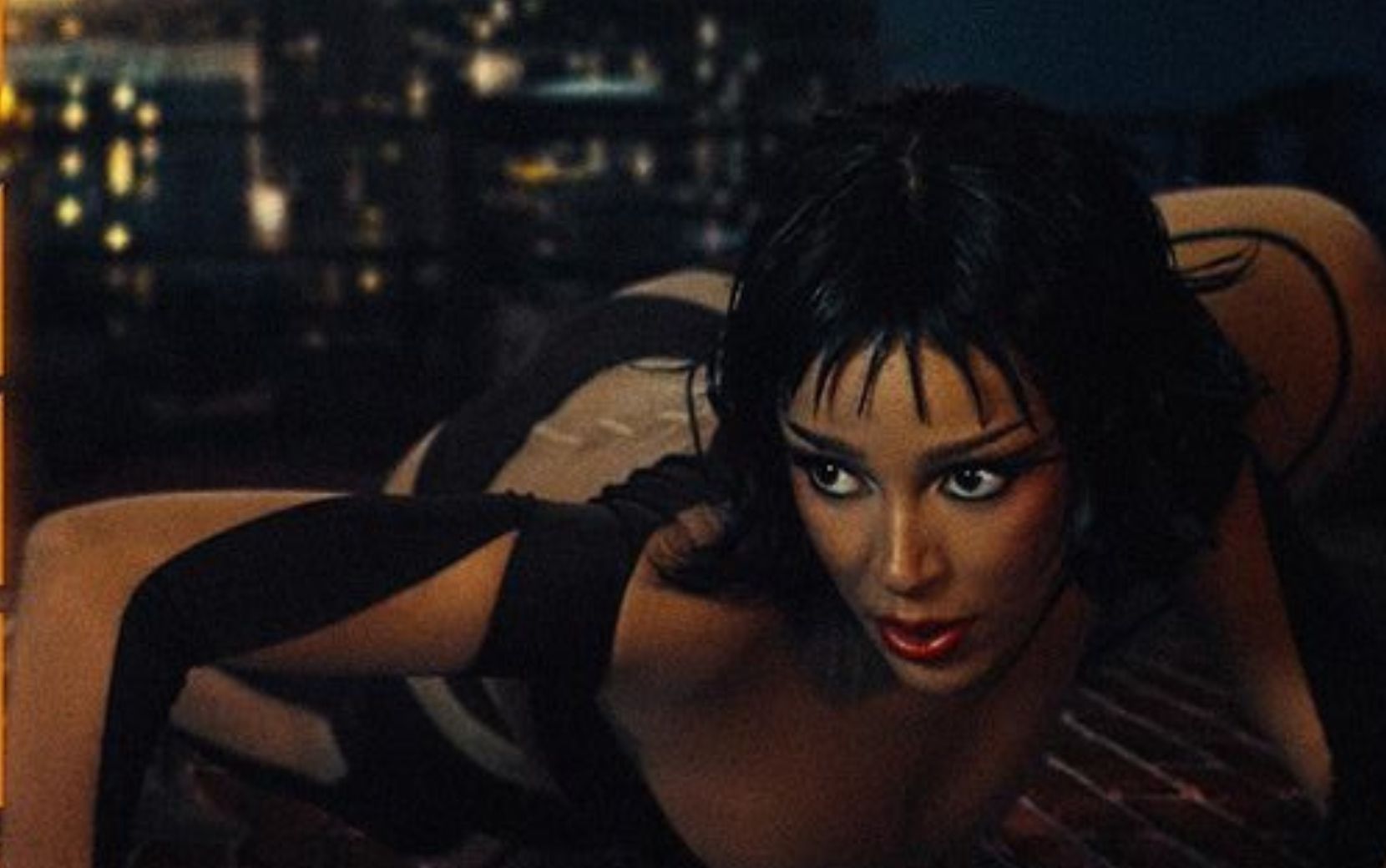 Doja Cat transforma desafio da silhueta do TikTok em clipe da canção "Streets"