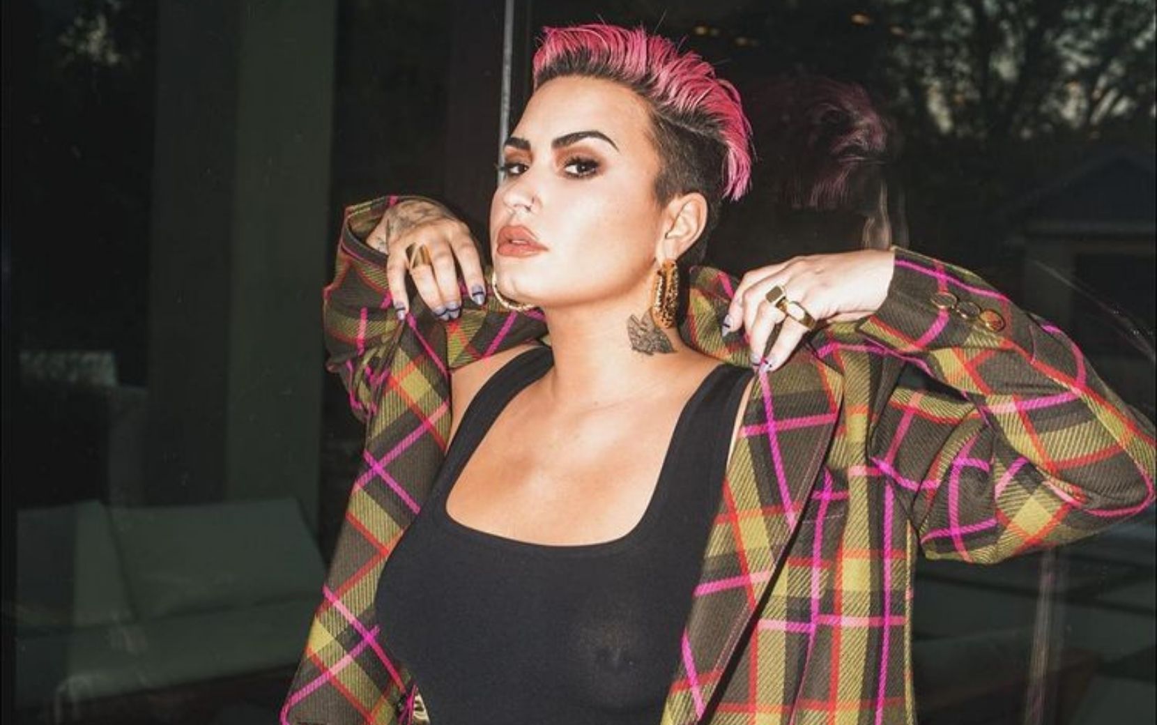 Demi Lovato deixa o pink para trás e surge em um cabelo digno de e-girl