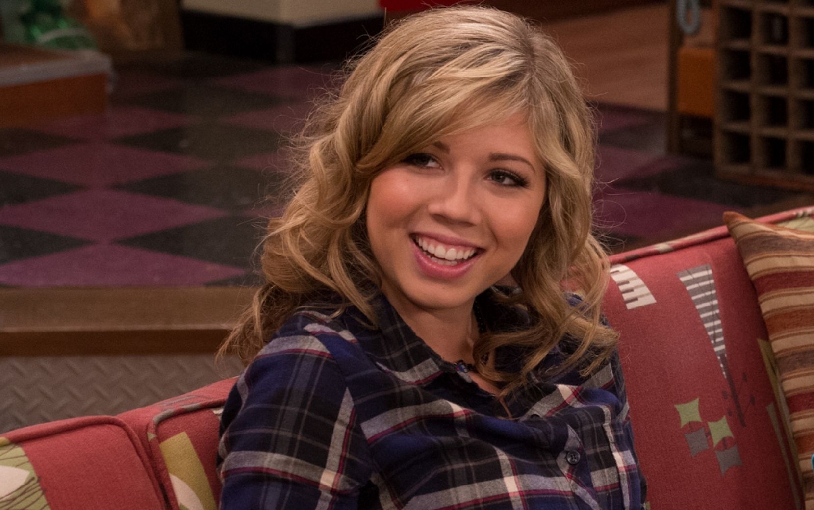 Fora do revival de "iCarly", Jennette McCurdy fala sobre experiência na série: "Era embaraçoso"