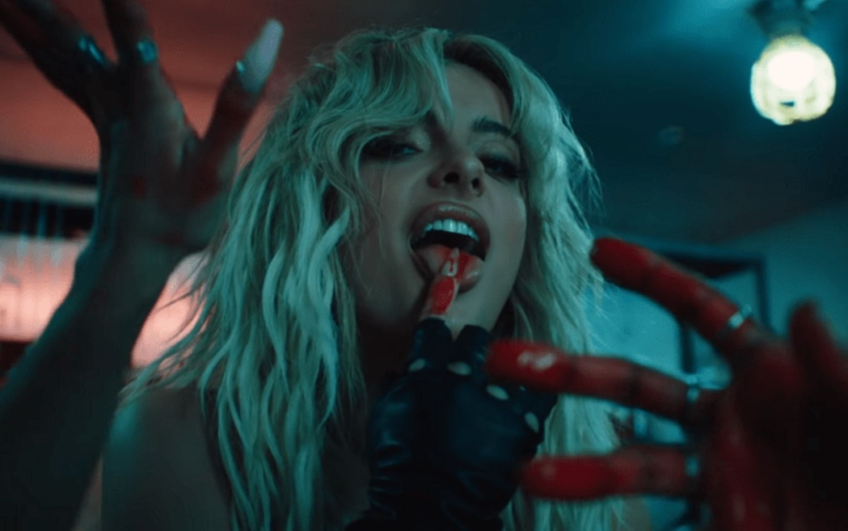 Bebe Rexha é uma vampira poderosa no clipe intenso de "Sacrifice"