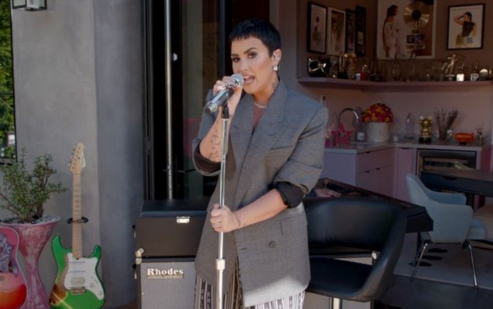 Demi Lovato apresenta músicas do novo álbum em performance intimista no Tiny Desk