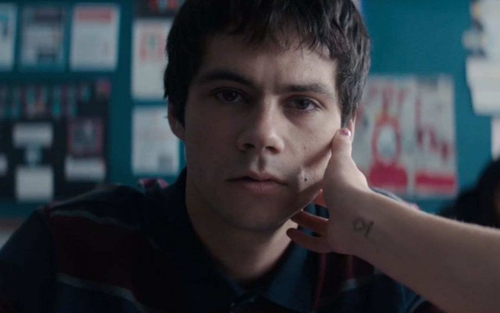 Dylan O’Brien procura amiga desaparecida no trailer do novo suspense "Flashback"
