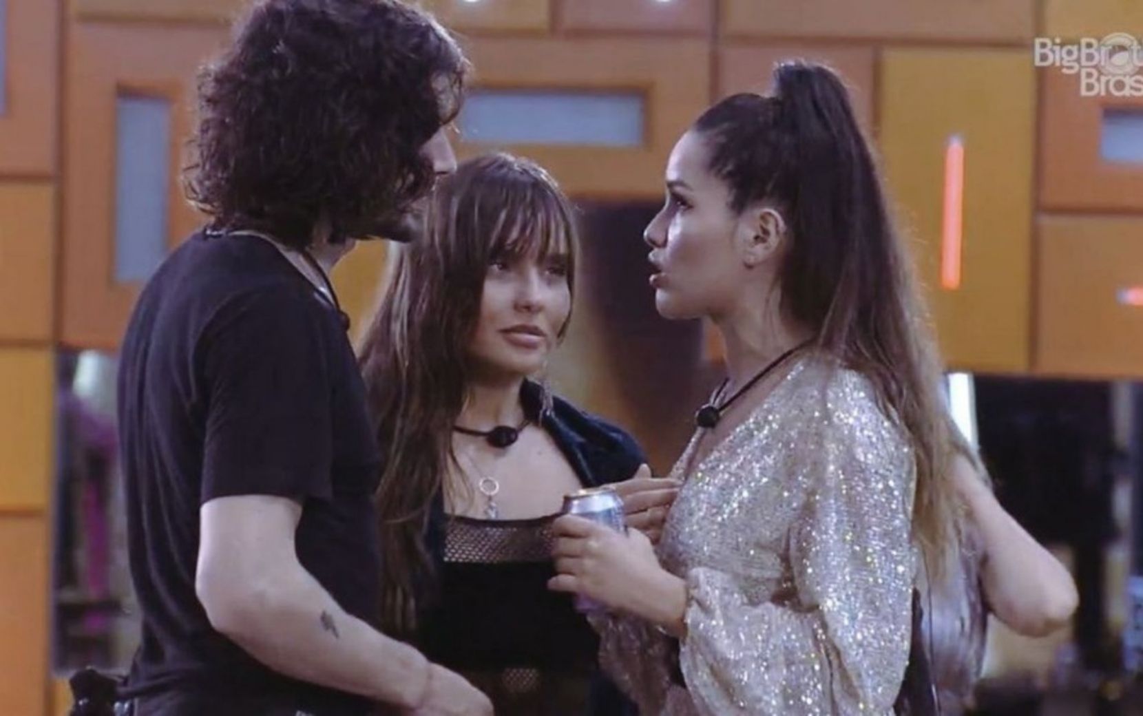BBB21: Fiuk bate no bumbum de Juliette e deixa Thaís constrangida