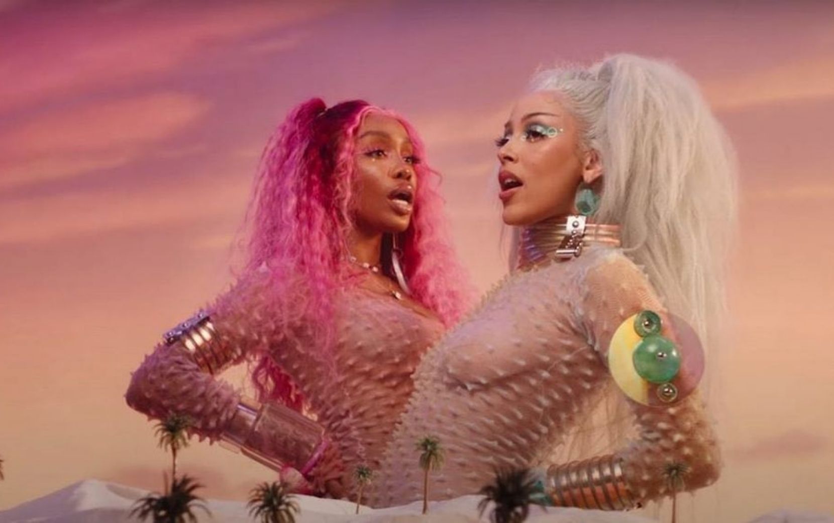 Doja Cat e SZA criam a própria Matrix no clipe de "Kiss Me More"