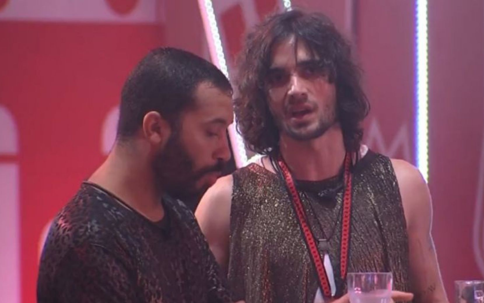 Gilberto e Fiuk brincam ao simular beijão no Big Brother Brasil