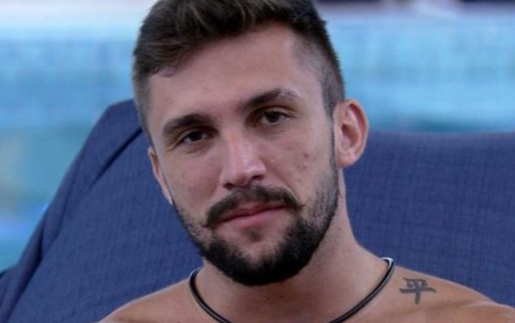 Após escapar do paredão no BBB21, Arthur inventa mentira sobre voto