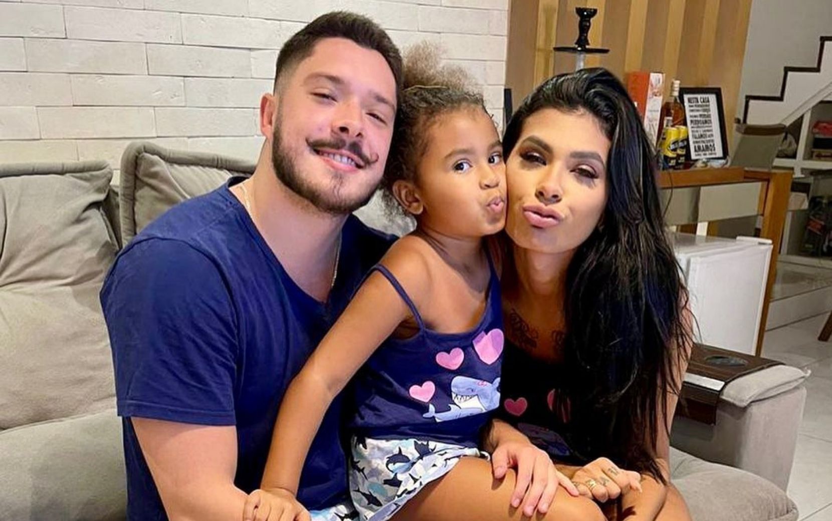 Após ataques racistas direcionados para filha de Pocah, noivo da cantora toma medidas legais