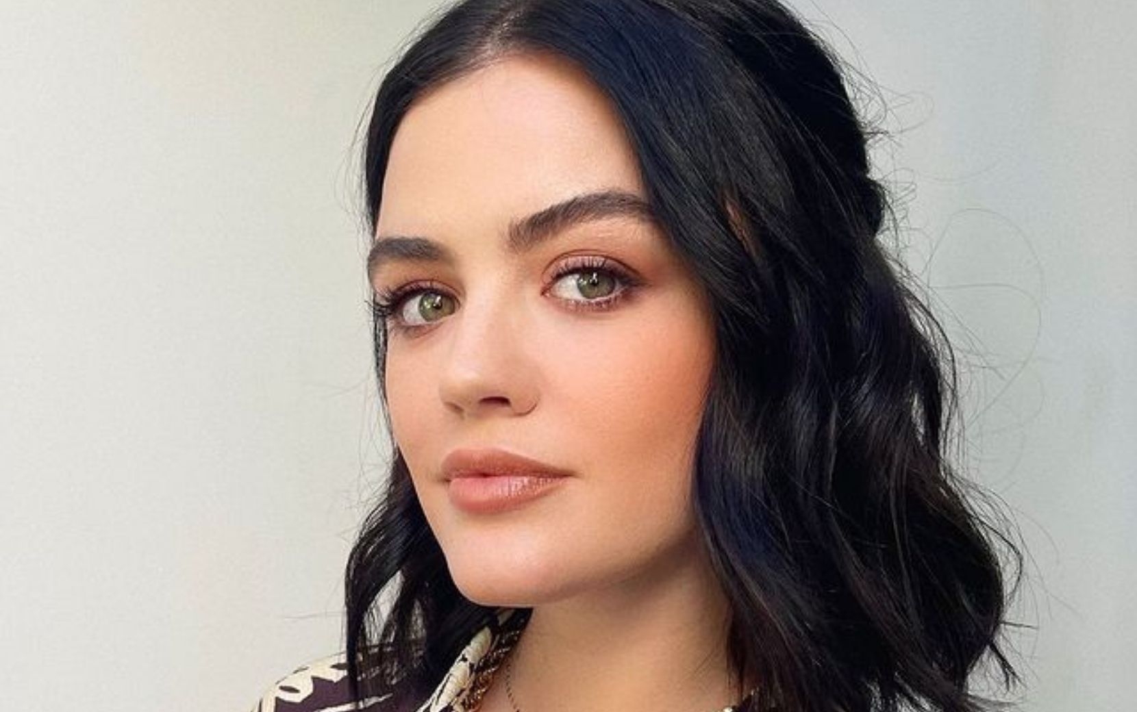 Lucy Hale dá adeus ao clássico cabelo preto e radicaliza na transformação de visual!
