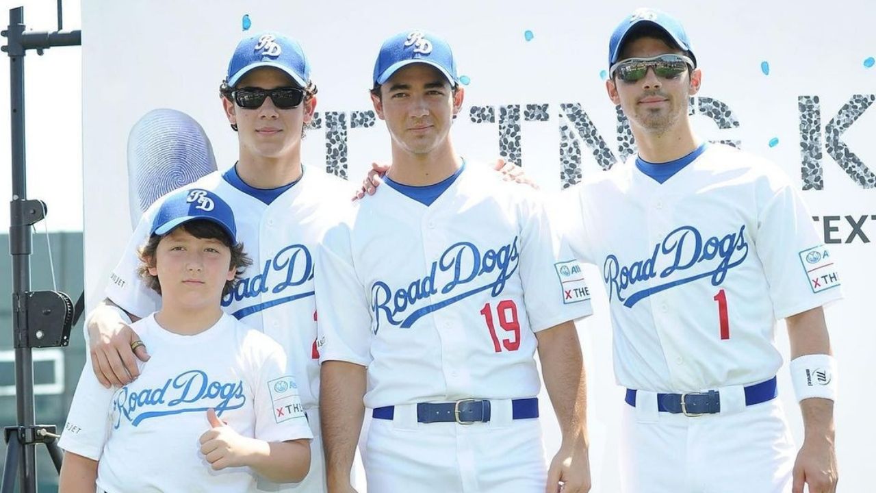 Jonas Brothers se desculpam com quarto irmão, Frankie; entenda o motivo