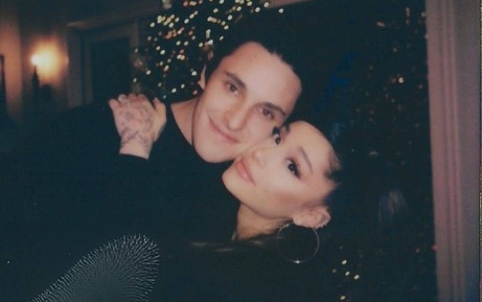 Site afirma que Ariana Grande planeja casamento grandioso com presença de Miley Cyrus, Nicki Minaj e mais!