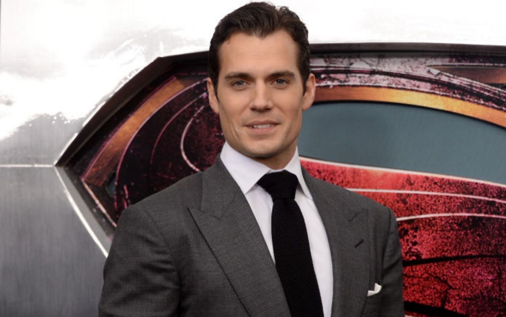 Henry Cavill é flagrado com nova namorada e fãs surtam: "Como vou superar isso?"