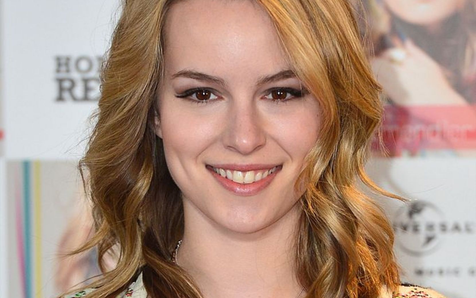 Bridgit Mendler está de volta! Cantora publica trecho de música na internet e fãs vão à loucura