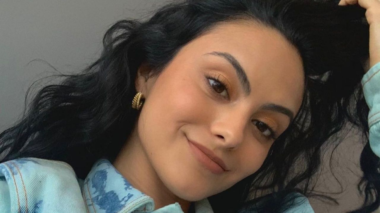Camila Mendes conversa em português com família e mostra troca de mensagens hilária