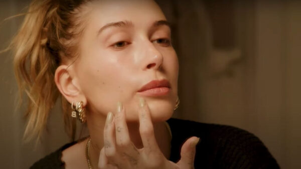 Hailey Bieber mostra rotina de skincare noturna