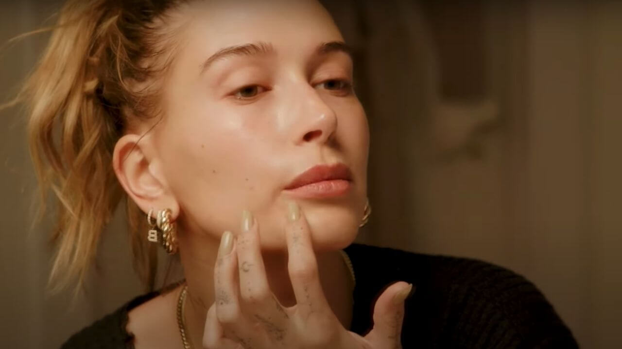 Hailey Bieber mostra rotina de skincare noturna