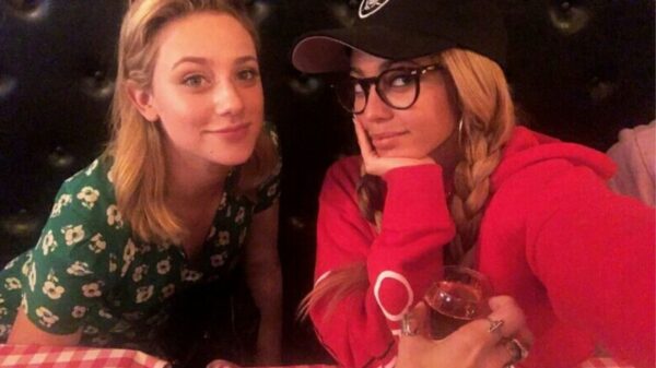 Lili Reinhart e Vanessa Morgan fazem tatuagem juntas - vem ver