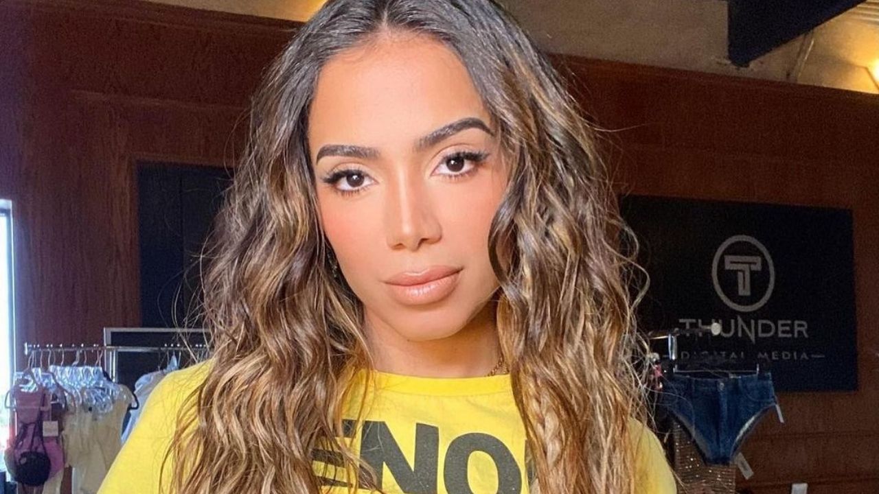 Anitta fala sobre bissexualidade e preconceito: "Nunca namorei uma mulher"